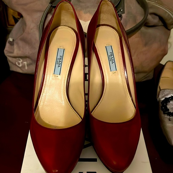 Pravda High Heel Burgundy Closed Toe Shoes. - Picture 1 of 6